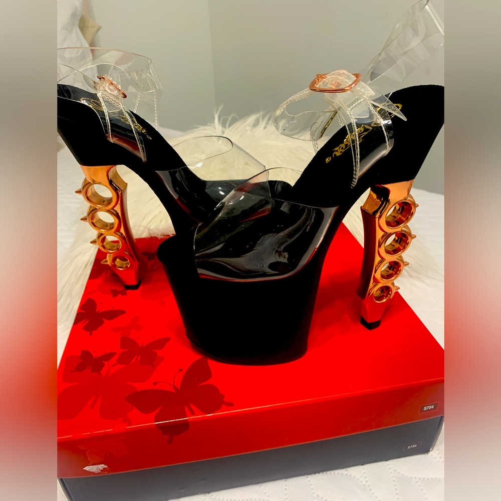 The shoe that invites you to stand out in a crowd!